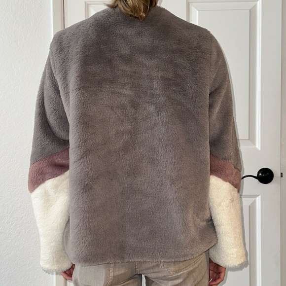 ❤️ BOGO Plush 3 tone Jacket Size Medium - Picture 4 of 7